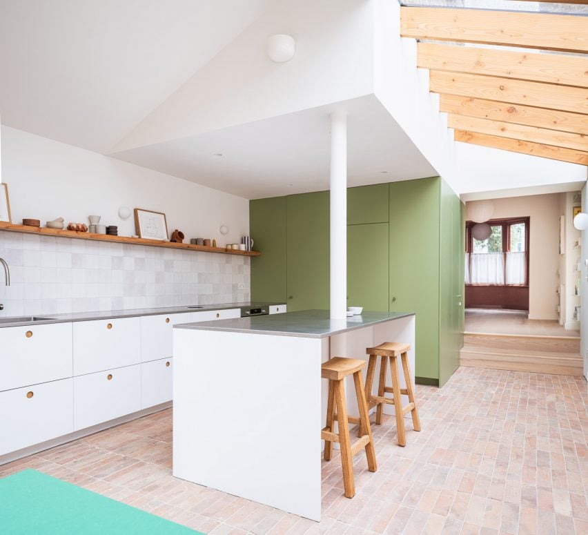 Кухня открытой планировки Camberwell Cork House от Delve Architects