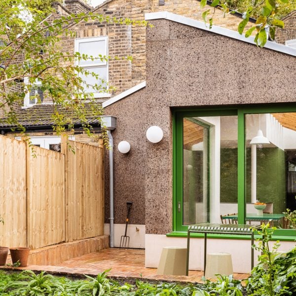 Delve Architects преобразила «тесный» лондонский дом с помощью пробковой пристройки