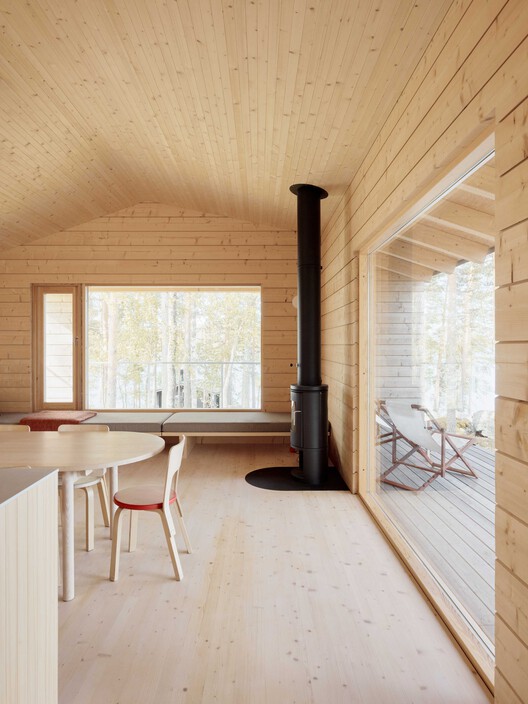 Summerhouse V / Playa Architects — Фотография интерьера, кухня, окна, балка, стул