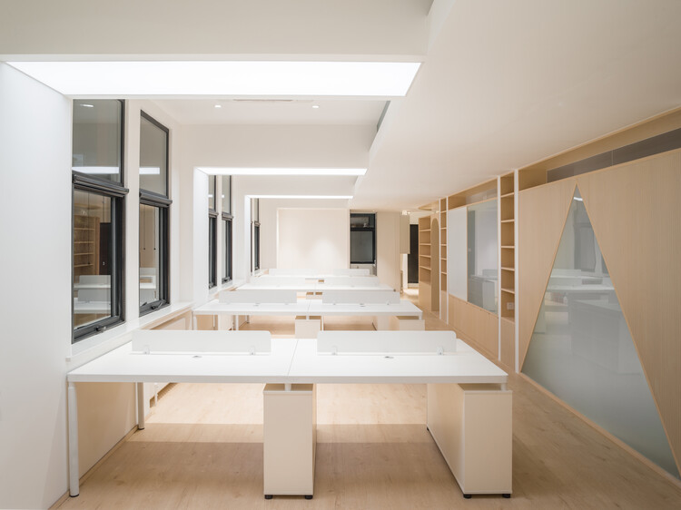 YiXi Courtyard / Wonder Architects - Фотография интерьера, стол, окна