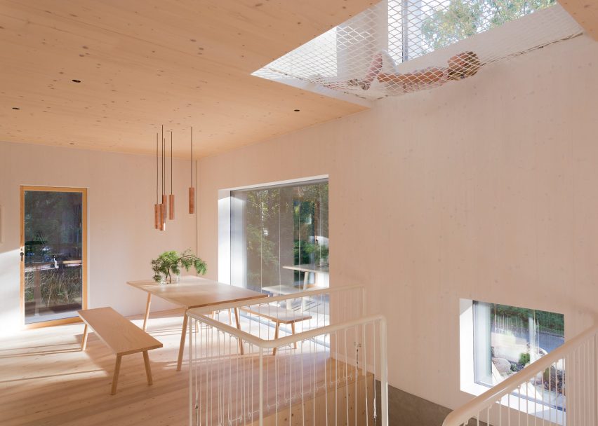 Чистый пол над жилой зоной в доме, спроектированном Ortraum Architects