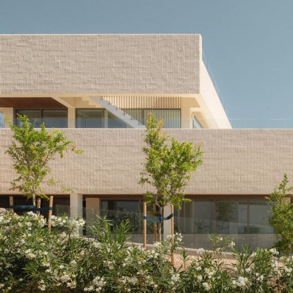 Рифленый бетон окружает дом для отдыха на Менорке от Nomo Studio