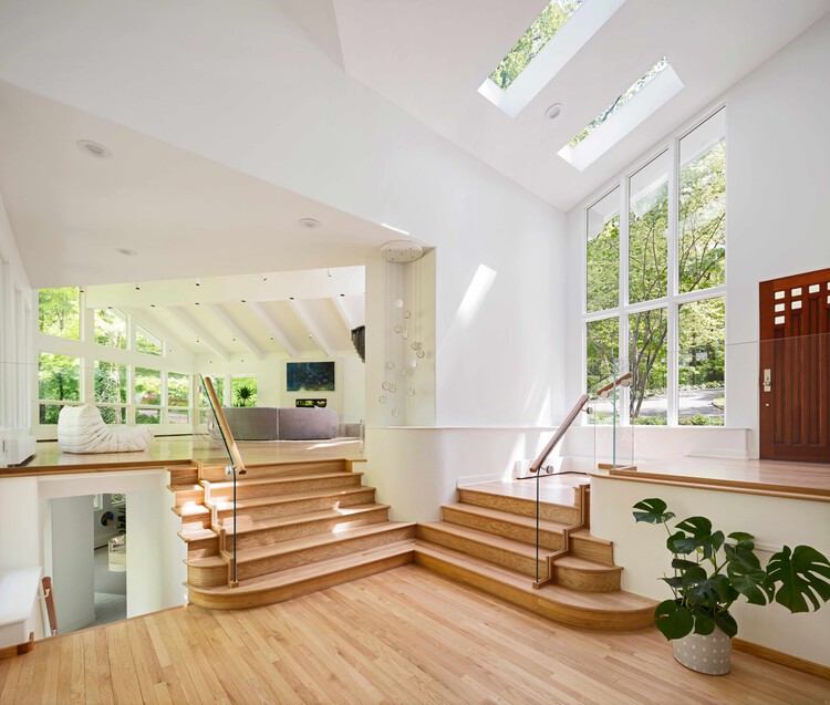 Дом у озера Содон / Iannuzzi Studio + Temescal Creative - Фотография интерьера, лестница, окна, перила