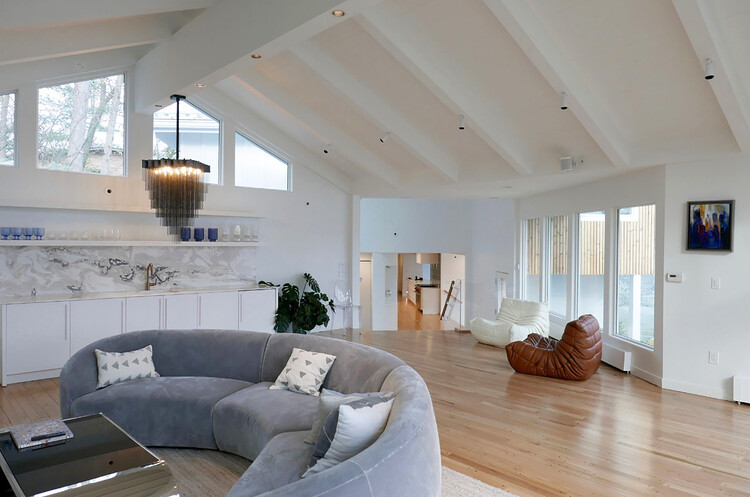 Дом у озера Содон / Iannuzzi Studio + Temescal Creative - Фотография интерьера, гостиная, диван, окна, стол, балка