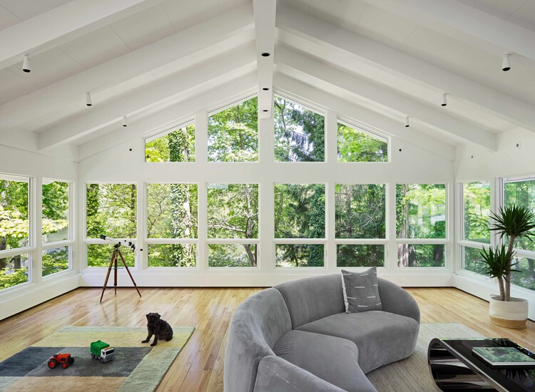 Дом у озера Содон / Iannuzzi Studio + Temescal Creative - Фотография интерьера, гостиная, диван, окна, балка
