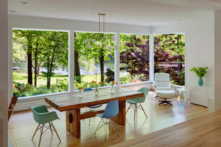 Sodon Lake House / Iannuzzi Studio + Temescal Creative - Фотография интерьера, столовая, стол, стул, окна