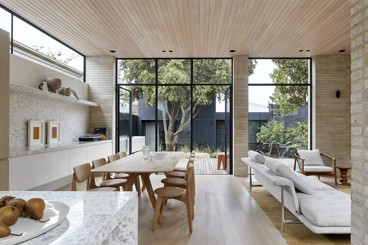 Clifton Hill Courtyard House / Studio mkn + Eliza Blair Architecture — Фотография интерьера, стол, стул