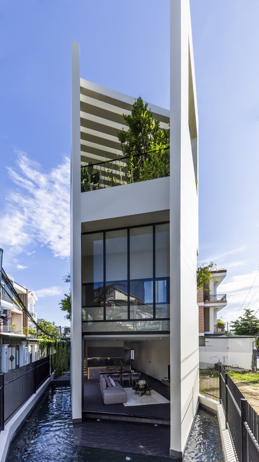 SkyGarden House / Pham Huu Son Architects - Экстерьерная фотография, фасад, окна