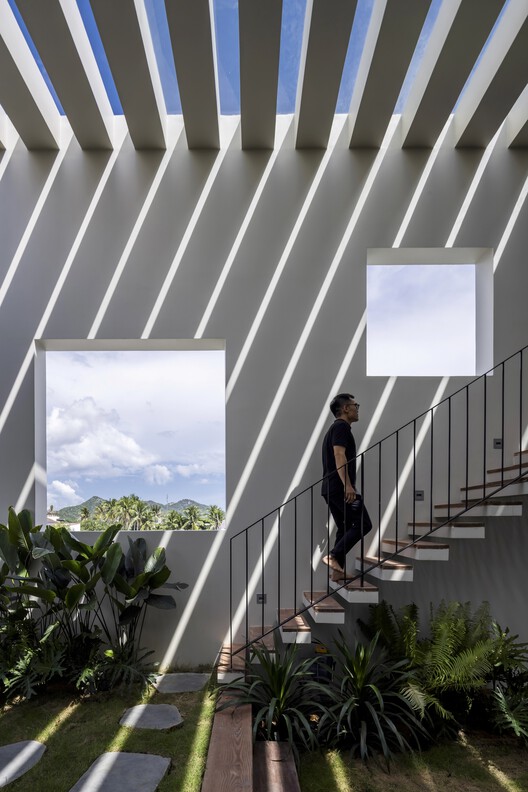 SkyGarden House / Pham Huu Son Architects — Фотография интерьера, лестницы, перила