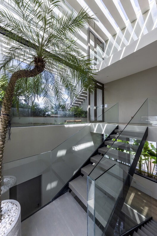 SkyGarden House / Pham Huu Son Architects — Фотография интерьера, перила