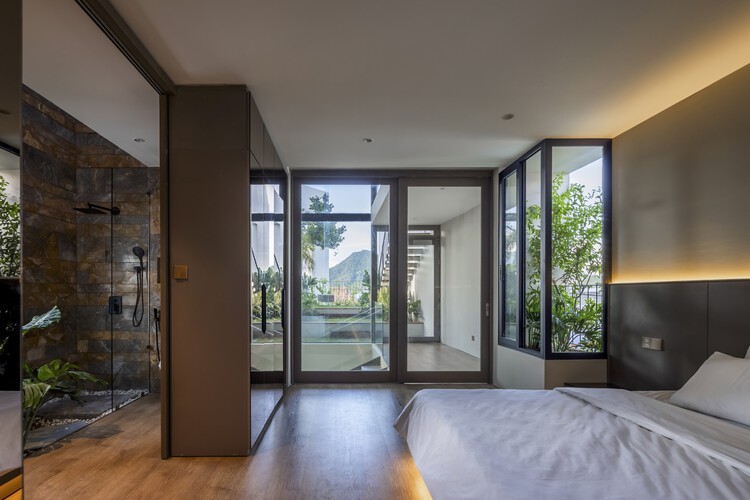 SkyGarden House / Pham Huu Son Architects — Фотография интерьера, спальня, дверь, окна