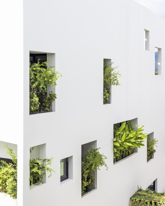 SkyGarden House / Pham Huu Son Architects — Фотография интерьера, окна