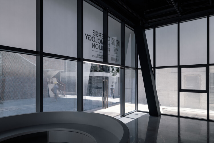 Промежуточный павильон / ТАО (Trace Architecture Office) - Фотография интерьера, окна