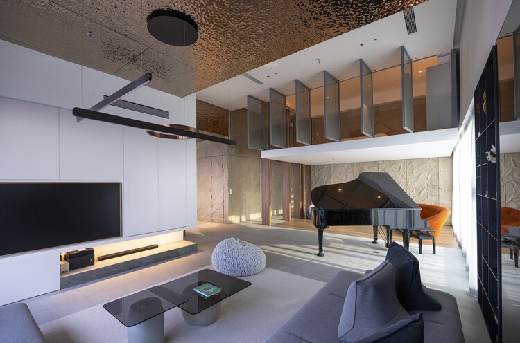 Пентхаус Кабучин / Idee Architects - Фотография интерьера, гостиная, диван, стол