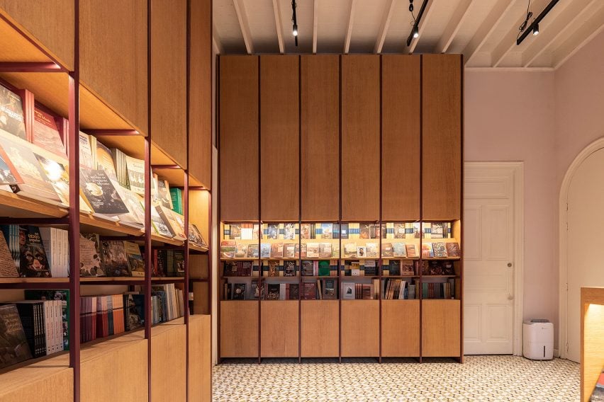 Книжный магазин с деревянными стеллажами