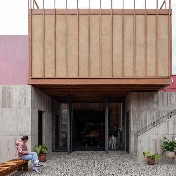 Культурный объект Лимы с розовыми стенами и традиционной постройкой