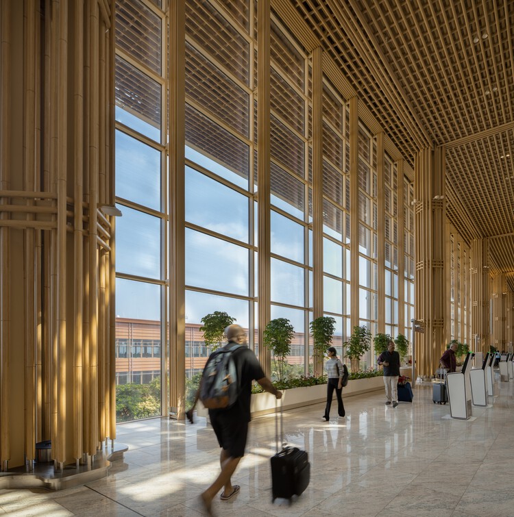Международный аэропорт Кемпегоуда, Бангалор / Скидмор, Оуингс и Меррилл - Фотография интерьера, стекло, колонна
