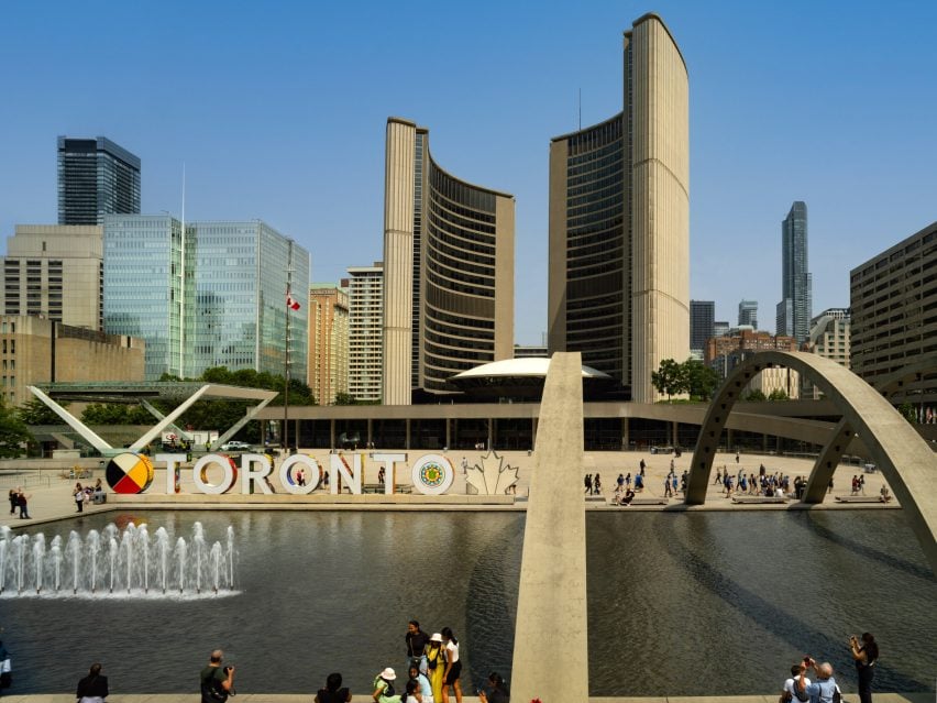 Мэрия Торонто на фоне здания суда Ренцо Пиано