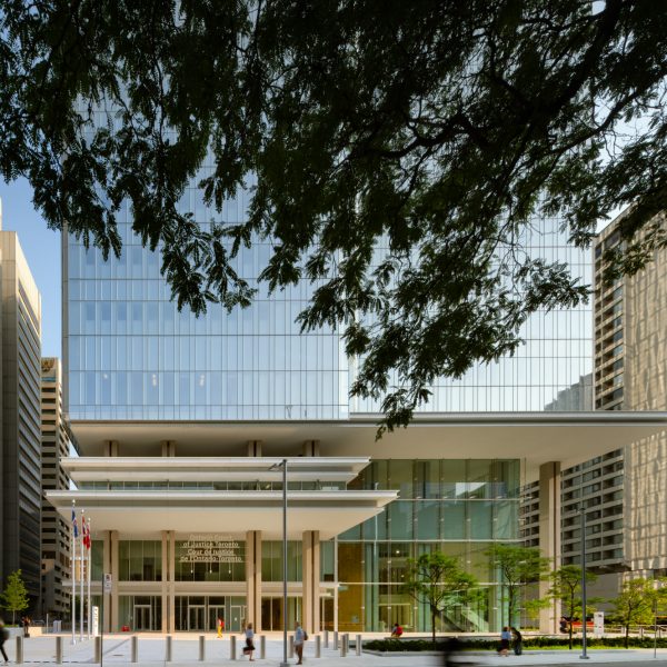 Ренцо Пиано построил здание суда Торонто на вершине огромного атриума