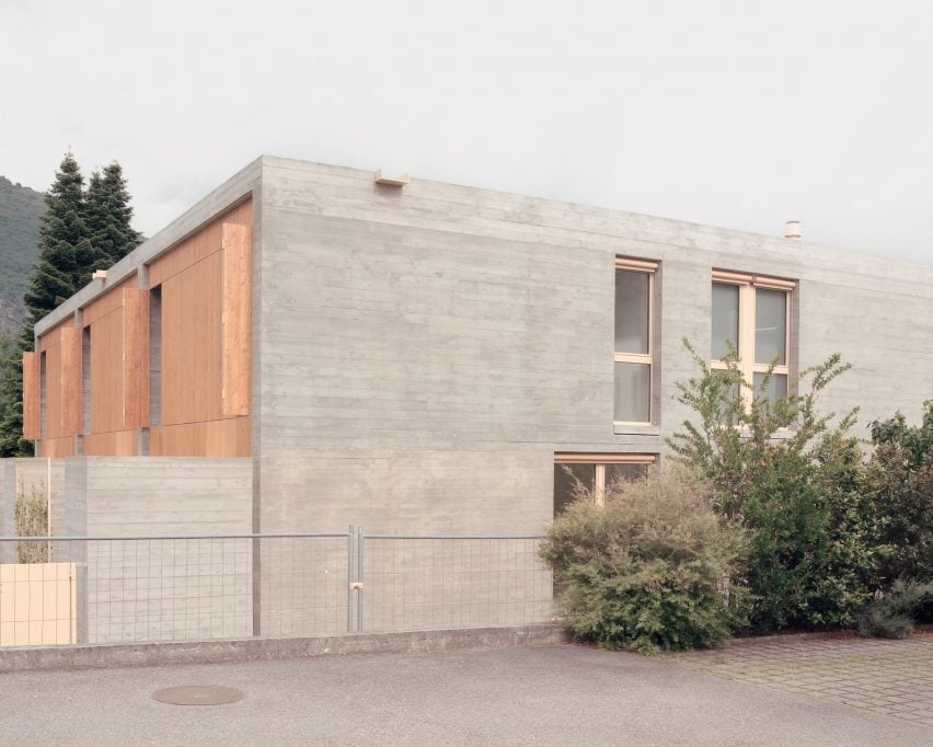 Железобетонные стены и деревянная обшивка бетонных домов с террасами в Швейцарии от Atelier Rampazzi