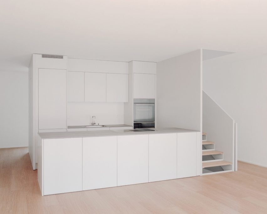 Интерьер кухни бетонного террасного дома в Швейцарии от Atelier Rampazzi