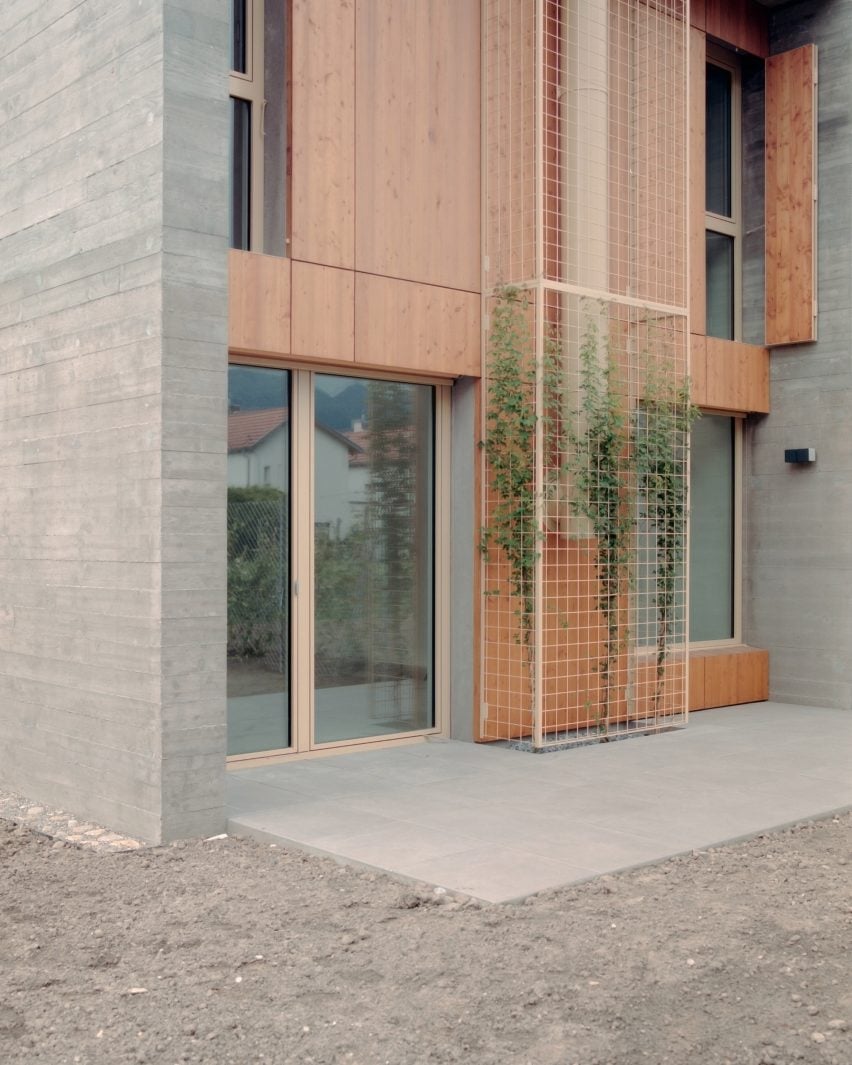 Наружная бетонная и деревянная обшивка домов с террасами в Швейцарии от Atelier Rampazzi.