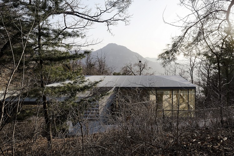 Пост стражи Инванг Forest Retreat / Soltozibin Architects + SN Architecture — Фотография экстерьера, лес, окна