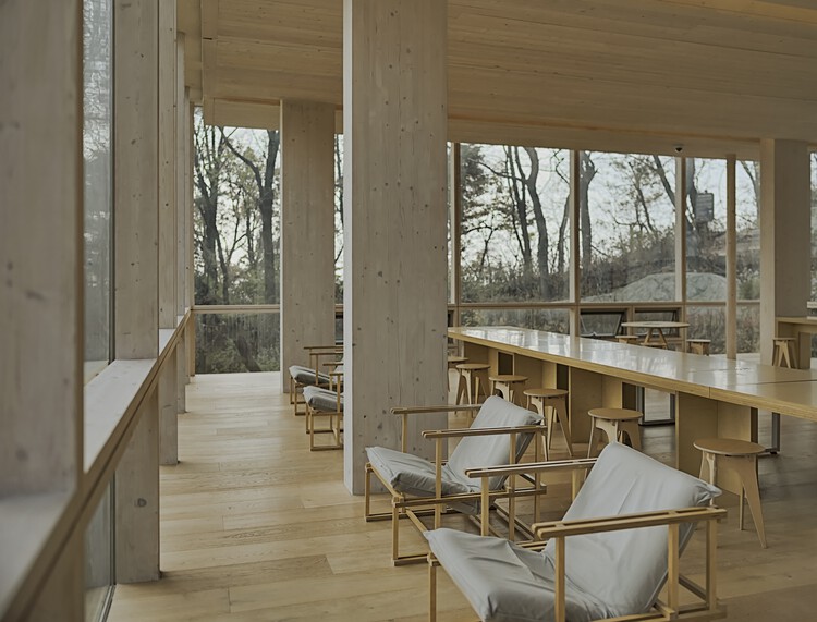 Пост стражи Инванг Лесное убежище / Soltozibin Architects + SN Architecture — Фотография интерьера, стул, балка
