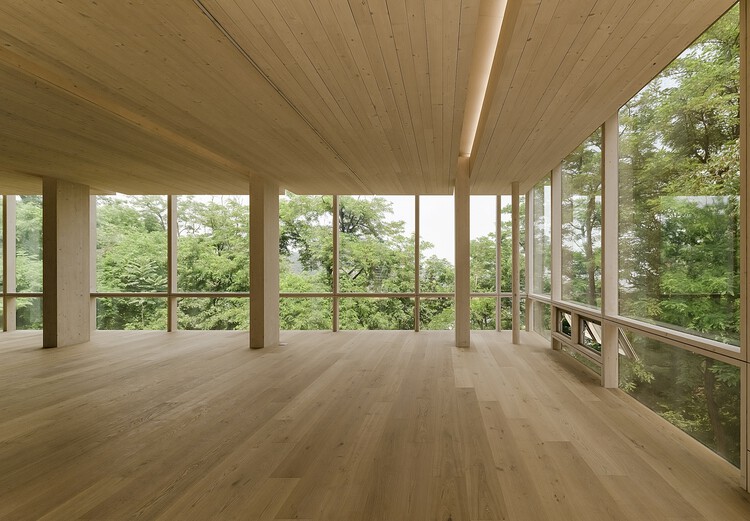 Пост стражи Инванг Лесное убежище / Soltozibin Architects + SN Architecture — Фотография интерьера, балка, лес