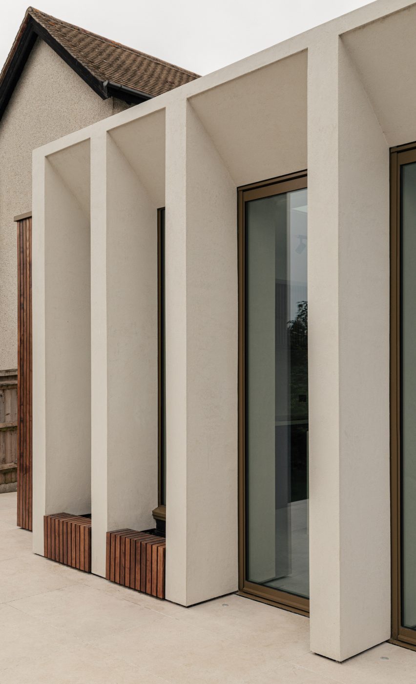 Угловая колоннада из микроцемента от Will Gamble Architects в Кройдоне, Лондон.