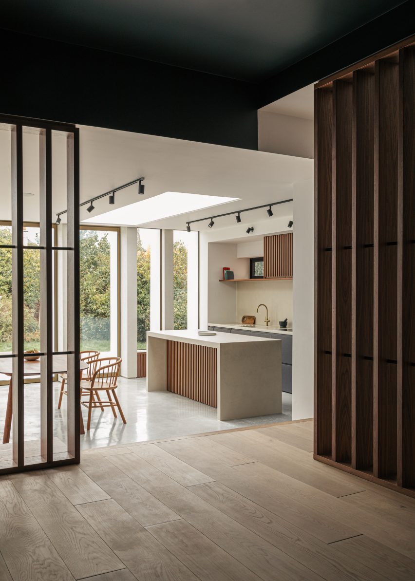 Кухня и ширмы из орехового дерева в колоннаде от Will Gamble Architects в Кройдоне, Лондон.