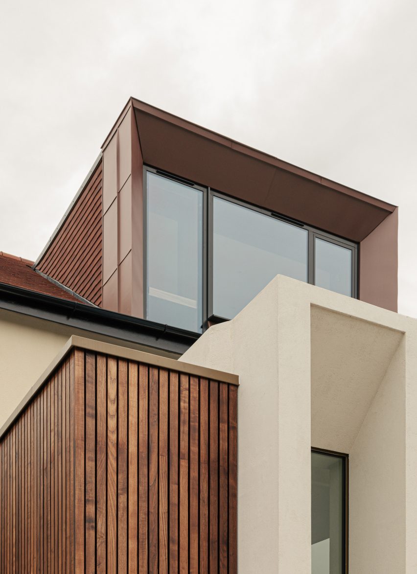 Планки, слуховое окно и колоннада из коричневого ясеня в колоннаде от Will Gamble Architects в Кройдоне, Лондон.