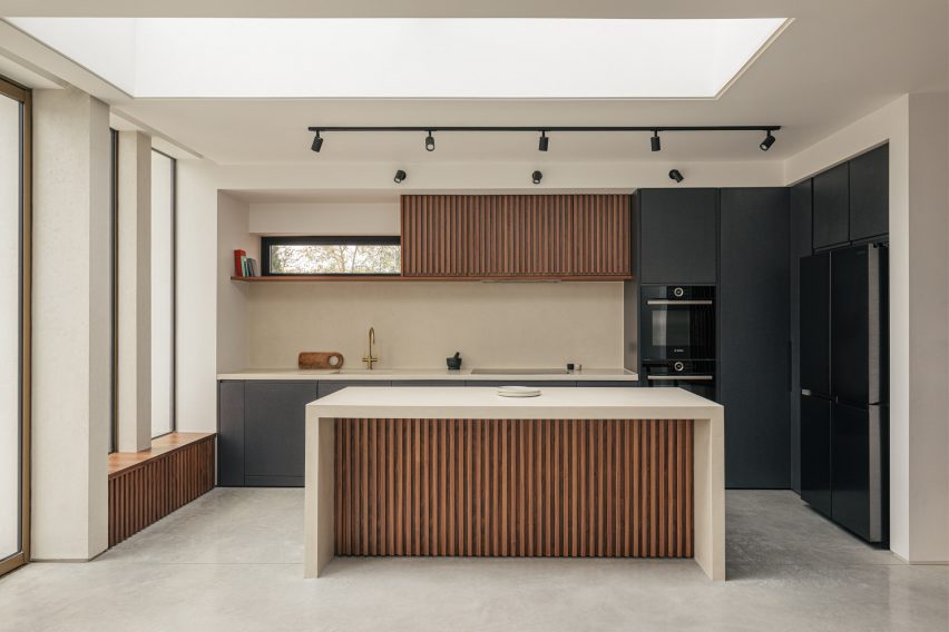 Кухня в колоннаде от Will Gamble Architects в Кройдоне, Лондон