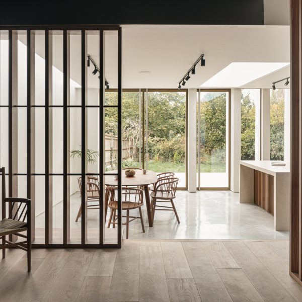 Пристройка дома с колоннадой с глубокими ребрами от Will Gamble Architects