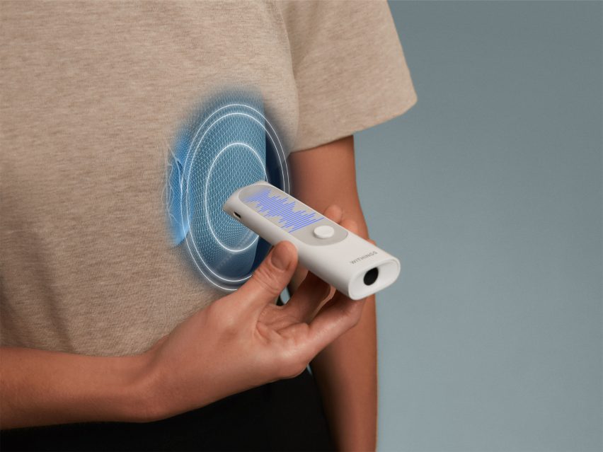 Цифровой коллаж на основе фотографии человека, прижимающего Withings BeamO к груди для использования в качестве цифрового стетоскопа, с небольшой цифровой иллюстрацией голубого цвета, изображающей сканирование грудной клетки.