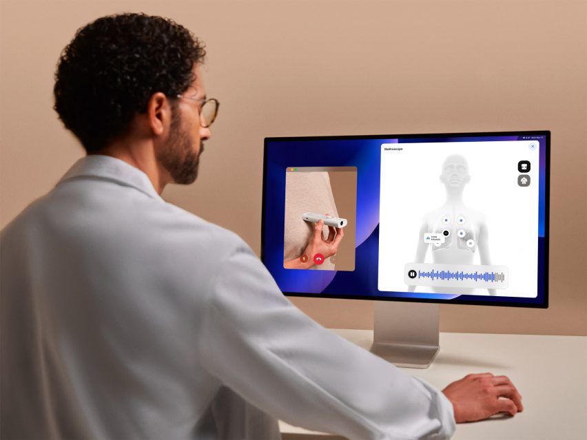 Фотография профессионально выглядящего мужчины, смотрящего на компьютер, где с одной стороны экрана идет видеочат с кем-то, использующим медицинское измерительное устройство, а с другой - диаграмма грудной клетки с аудиофайлом.