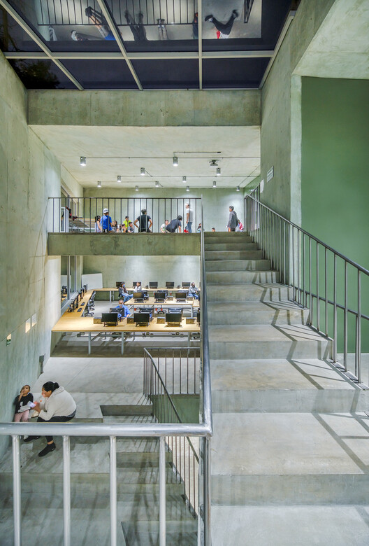 Общественный центр Пиларес Аскапоцалько / WORKac + IUA Ignacio Urquiza Arquitectos - Фотография интерьера, лестница, перила, балка