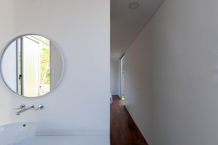 3x3x3 Павильон / Esteras Perrote - Фотография интерьера, окна, ванная комната, раковина
