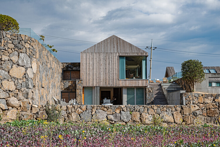 Дома Wind Hill / Doojin Hwang Architects — фотография экстерьера, окна