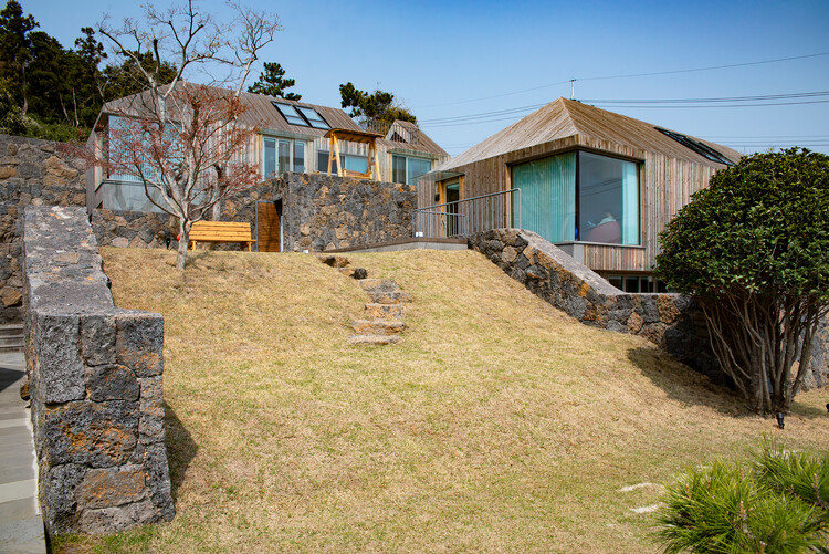 Дома Wind Hill / Doojin Hwang Architects — фотография экстерьера, окна, сад