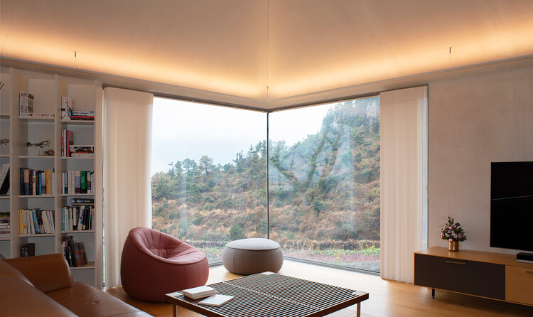 Дома Wind Hill / Doojin Hwang Architects — фотография интерьера, гостиная, стол, стеллажи