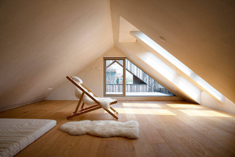 Дома Wind Hill / Doojin Hwang Architects — Фотография интерьера, окна, перила
