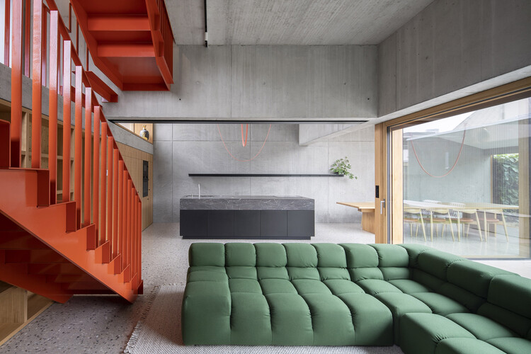 Дом На Раде / NOIZ Architekti - Фотография интерьера, гостиной, лестницы