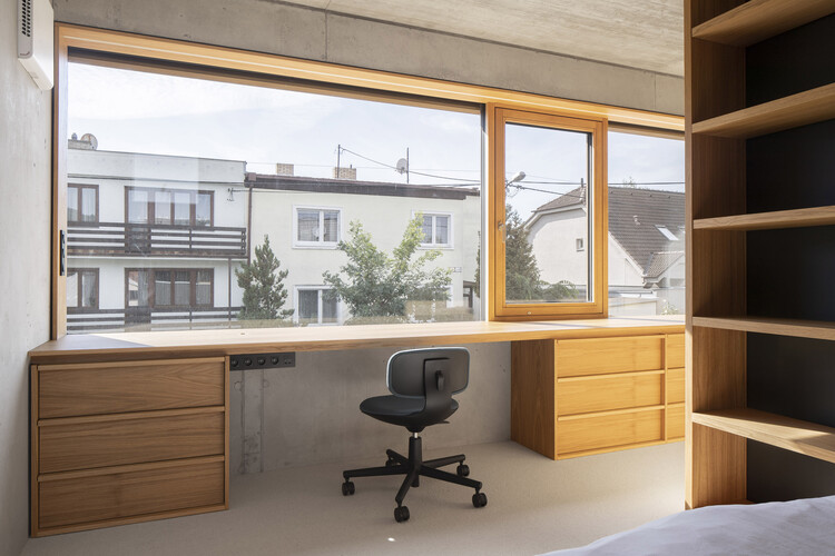 Дом на Раде / НОИЗ Architekti - Фотография интерьера, кухня, окна, стул