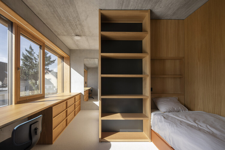 Дом на Раде / NOIZ Architekti - Фотография интерьера, окна, кровать