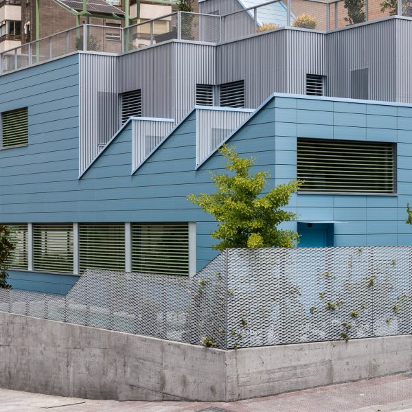 Дом в Мадриде спроектирован для укрепления социальных сетей пожилой пары