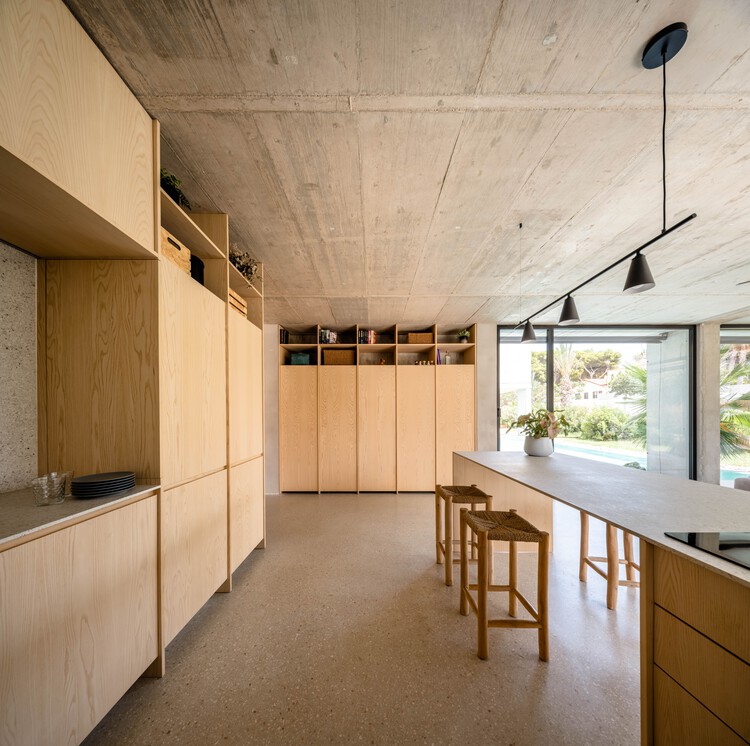 Cohousing San Juan / eneseis Arquitectura - Фотография интерьера, кухня, окна, стол, стул