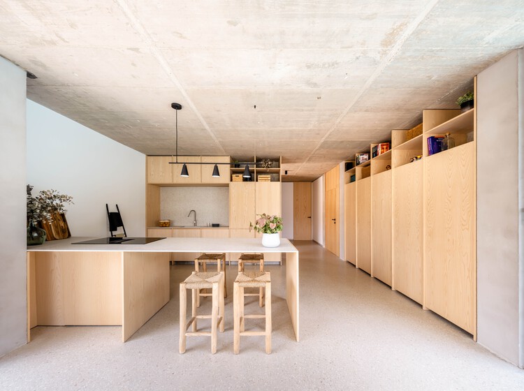 Cohousing San Juan / eneseis Arquitectura - Фотография интерьера, кухня, стол, стул, столешница