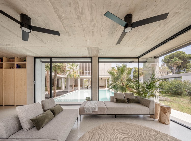 Cohousing San Juan / eneseis Arquitectura - Фотография интерьера, гостиная, балка, окна