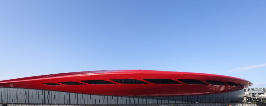Красная крыша аэропорта Бостона с панорамными окнами